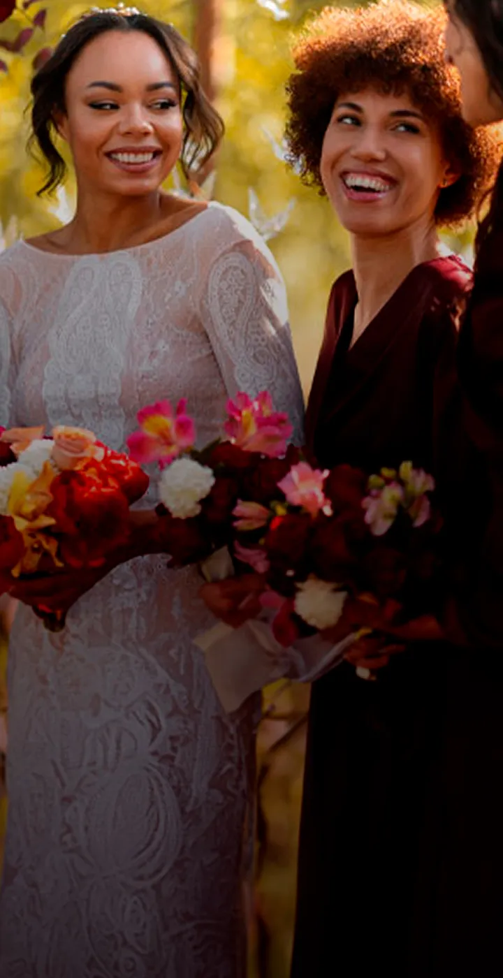 Localizar Lista de Presentes de Casamento - Casar.com Padrinhos de casamento abraçando o noivo