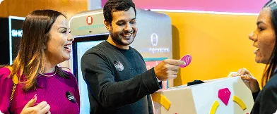 Encontro de Noivos e Fornecedores - Casar.com Imagem de um casal pegando um premio dentro da caixa de surpresas do casar.com