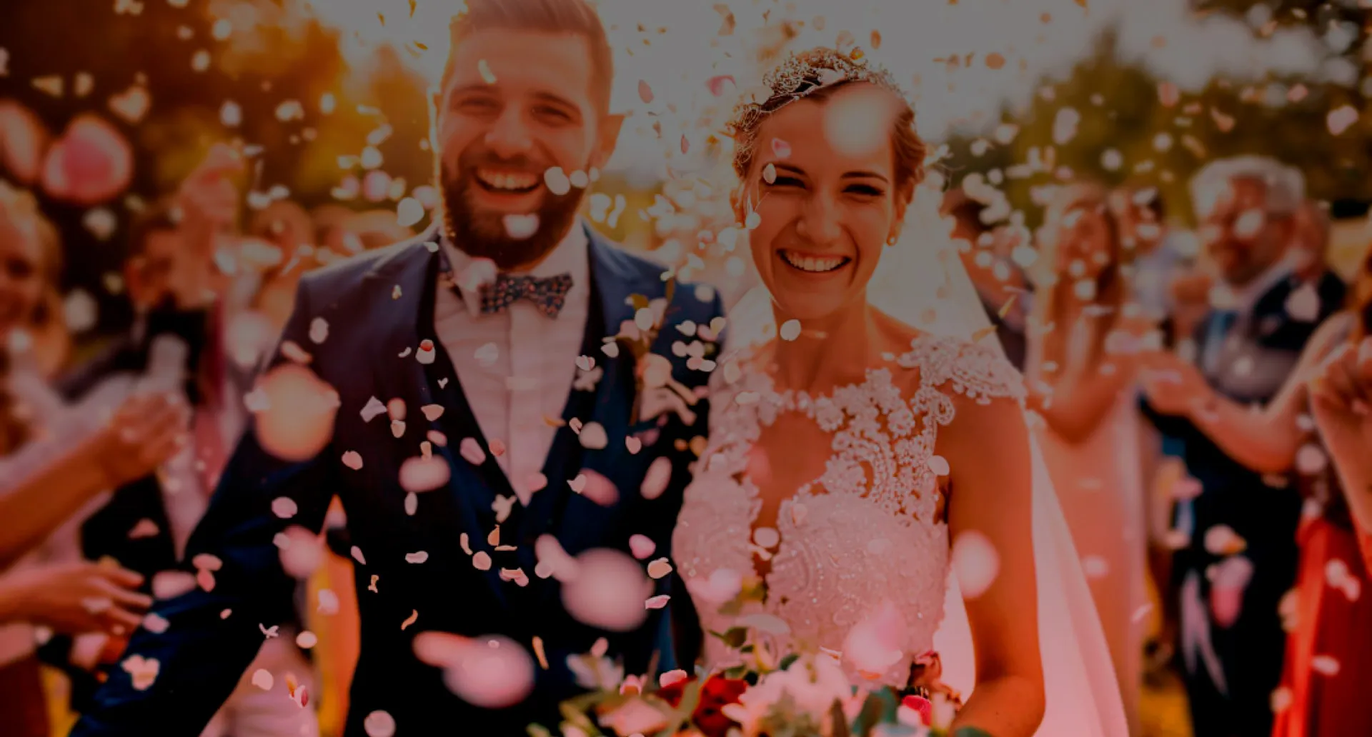 Um grande amor merece um grande cuidado em cada detalhe. Casal de noivos, sorrindo e celebrando, caminhando enquanto são cobertos por rosas