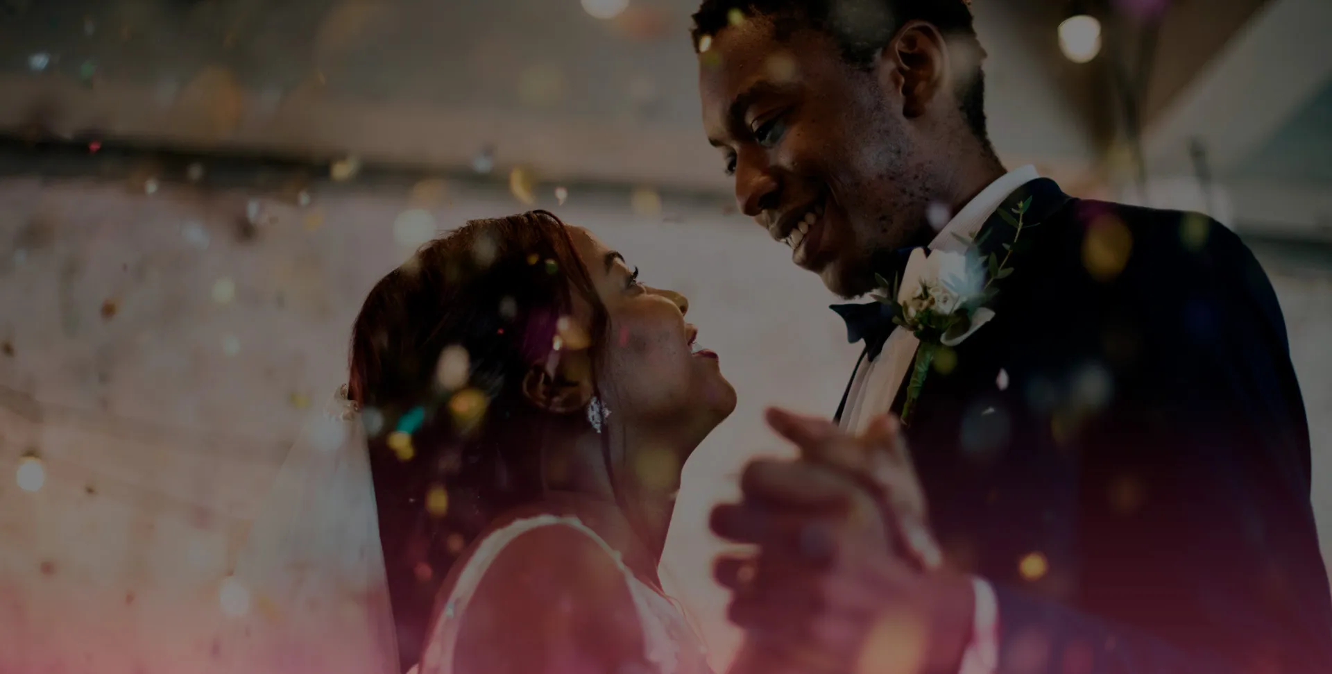 Menos preocupação, mais tempo para viver o seu “sim”. Casal de noivos, enquanto são cobertos por confetes