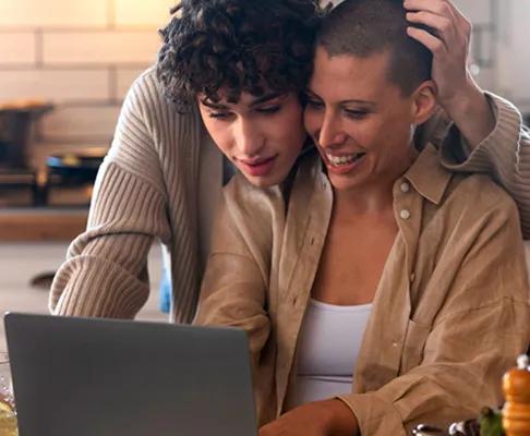 Noivos Analisando o Site de Casamento no Notebook Temos soluções práticas, flexíveis e acessíveis
