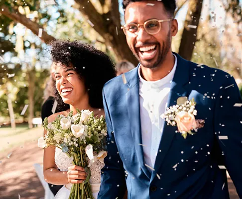 Casal Feliz Planejando o Casamento dos Sonhos Ajudamos os nossos casais